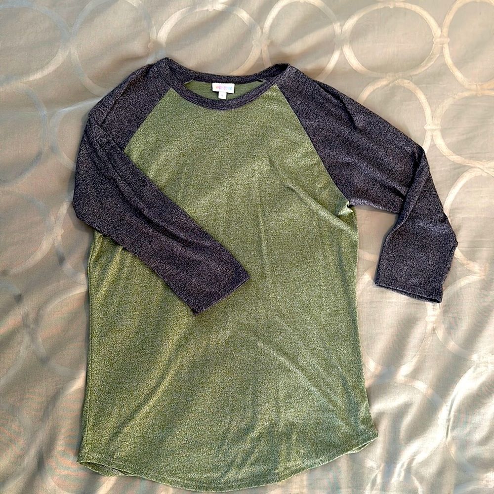 Women’s LuLaRoe Randy shirt in a size large (baseball type style shirt)